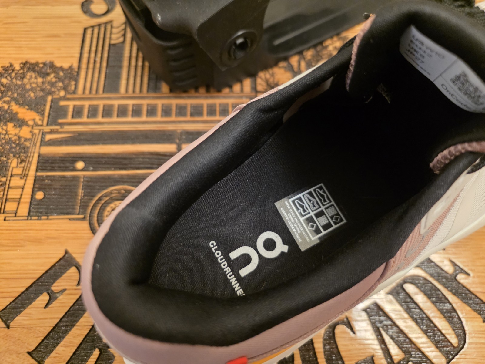 NEW On Cloudrunner 2 Women's Size 10.0 - image 4