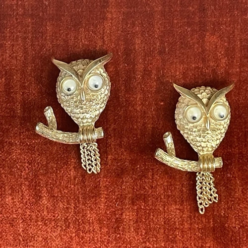 2 VTG Owl Pins with Googly Eyes Gold Tone Brooch Costume Jewelry 60’s 70’s Avon