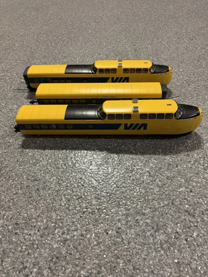 MTH RailKing VIA TurboTrain 3-Car Set O Gauge Excellent Condition - Image 2 of 4