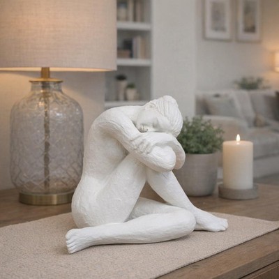 Weiße sitzende Frau Skulptur ästhetisch minimalistisch skandinavisch Wohnstyling 