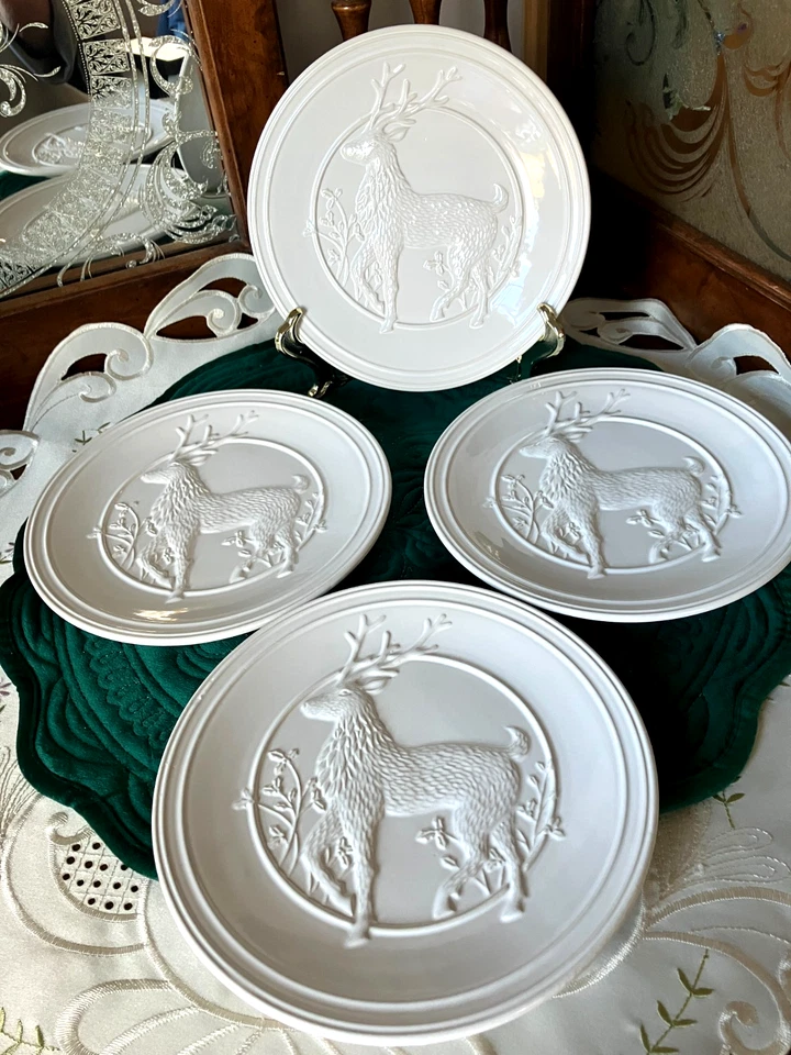 Juego de 4 platos de postre Pottery Barn Donder Navidad blanco en relieve de reno Foto 2 de 4
