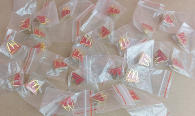 Vintage Pin Anstecker McDonalds Enjoy More Restposten x 26 um 1980-1990er Jahre