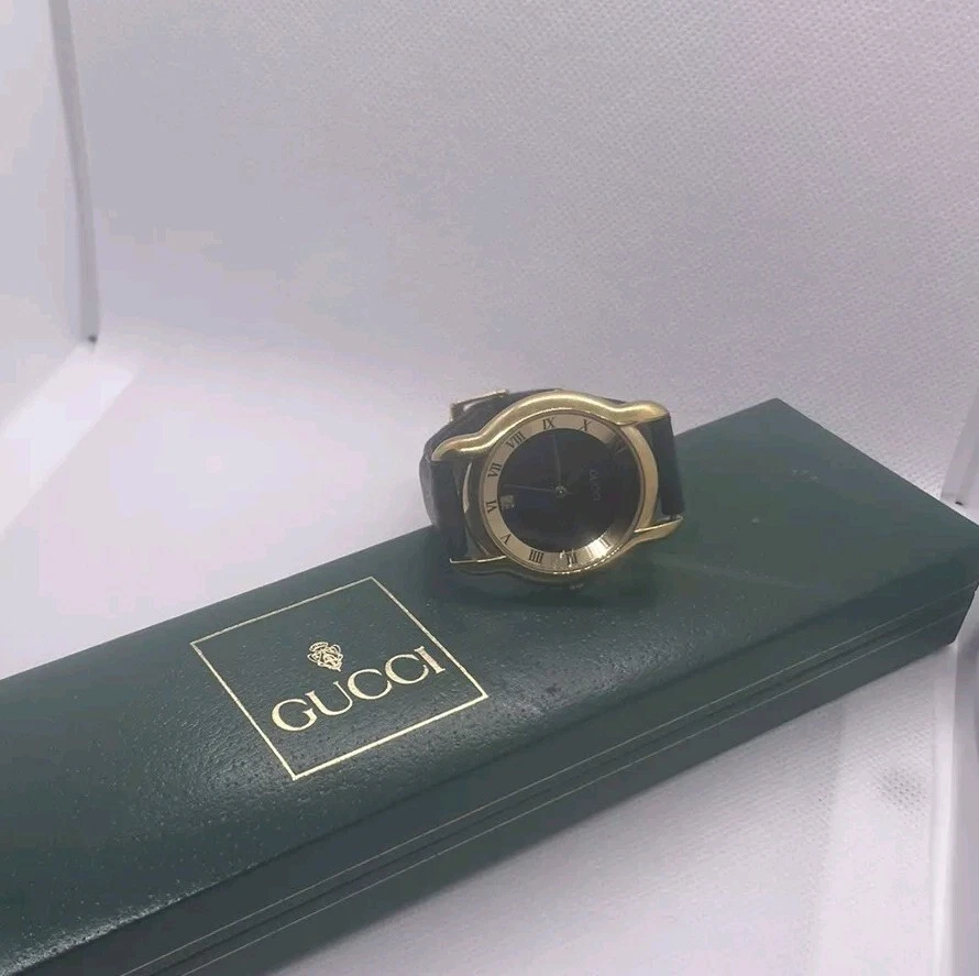 Montre femme Gucci 2200L bordure dorée quartz bracelet cuir noir 25 mm