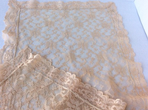 "Bufanda de mesa vintage delicada de encaje 58"" x 15"" beige" - Imagen 2 de 6