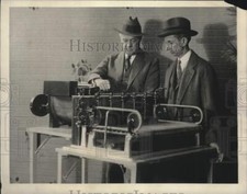 1924 Press Photo E.a. Peterson Demonstrates Machine At New York Paper Show