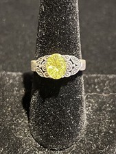 925 STERLING SILVER WITH LIGHT LIME GREEN STONE RING SIZE 9