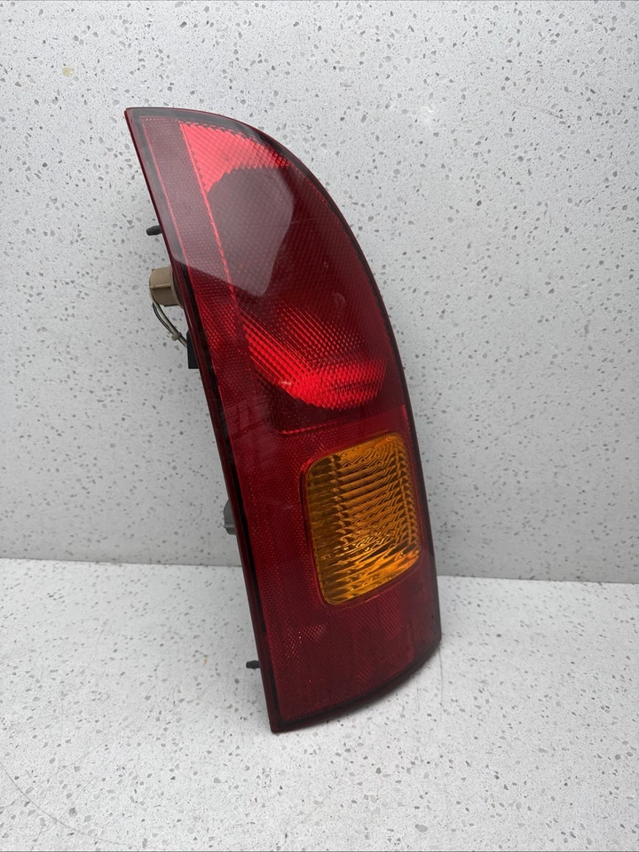 Luz trasera izquierda del lado del conductor Nissan Quest 1999 a 2000 OEM Foto 2 de 4