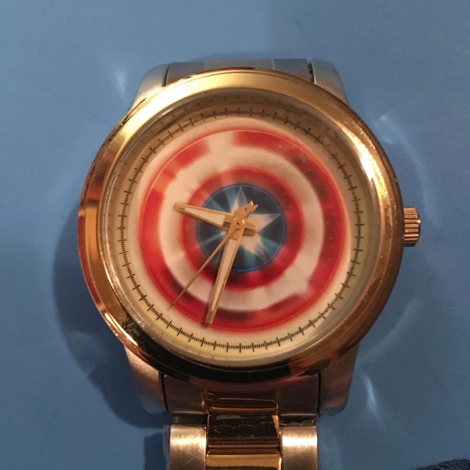 NUEVO Reloj de metal para hombre Marvel Comics Avengers CAPTAIN AMERICA escudo plateado/oro Foto 2 de 4