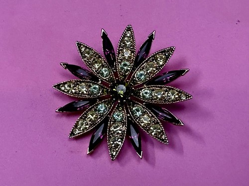 Flower Shaped Gorgeous Jeweled Vintage Brooch Pin Signed Graziano - Picture 16 of 16