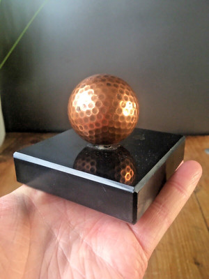 VINTAGE KUPFERMETALL GOLFBALL TROPHÄE MARMOR/GRANIT SOCKEL SCHREIBTISCH BRIEFBESCHWERER