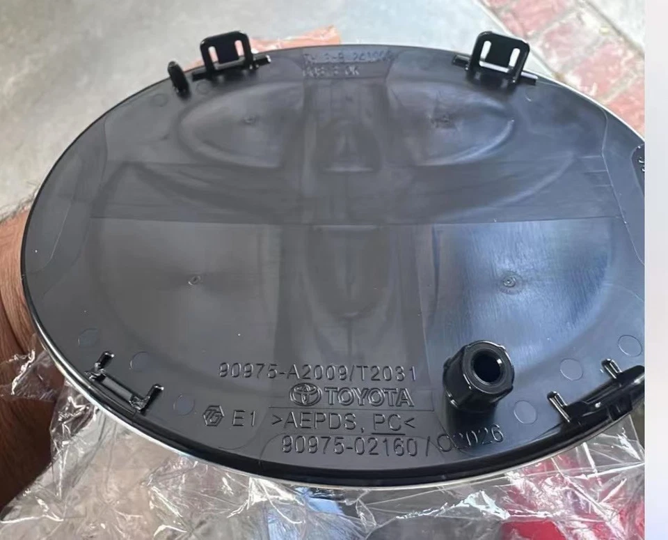 2021 - 2023 Toyota Camry Front Grille Emblem ACC Radar OEM 90975-A2009 Foto 2 de 4