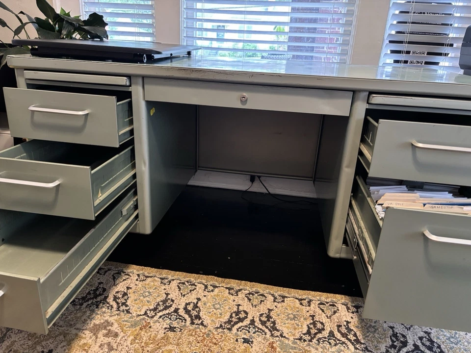 Escritorio cisterna vintage de acero Mid-Century Foto 3 de 4