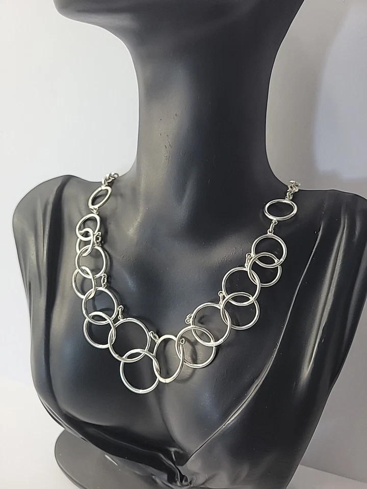 Collar de Eslabones Círculo Abierto Tono Plata Nine West Moderno Minimalista Foto 3 de 4