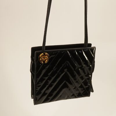 ショルダーバッグ・ポシェット × ヴィンテージ(中古) Chanel Chevron Chain Shoulder Bag Vintage CHANEL Patent Leather Chevron Shoulder Bag - Free