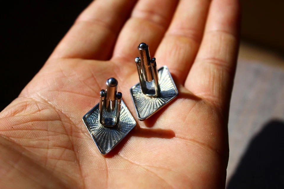 Gemelos, acero inoxidable. Líneas curvas, puntos esmalte negro Foto 2 de 4