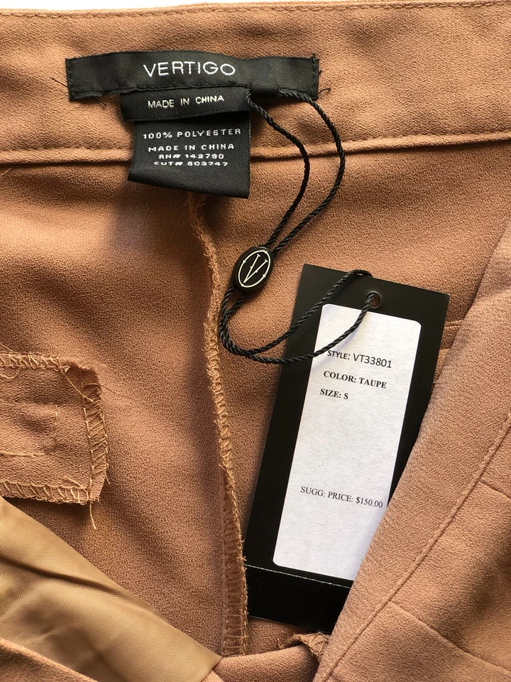 Calça cropped plissada feminina Vertigo sólida de dois bolsos tamanho M US$ 150 - Imagem 4 de 4