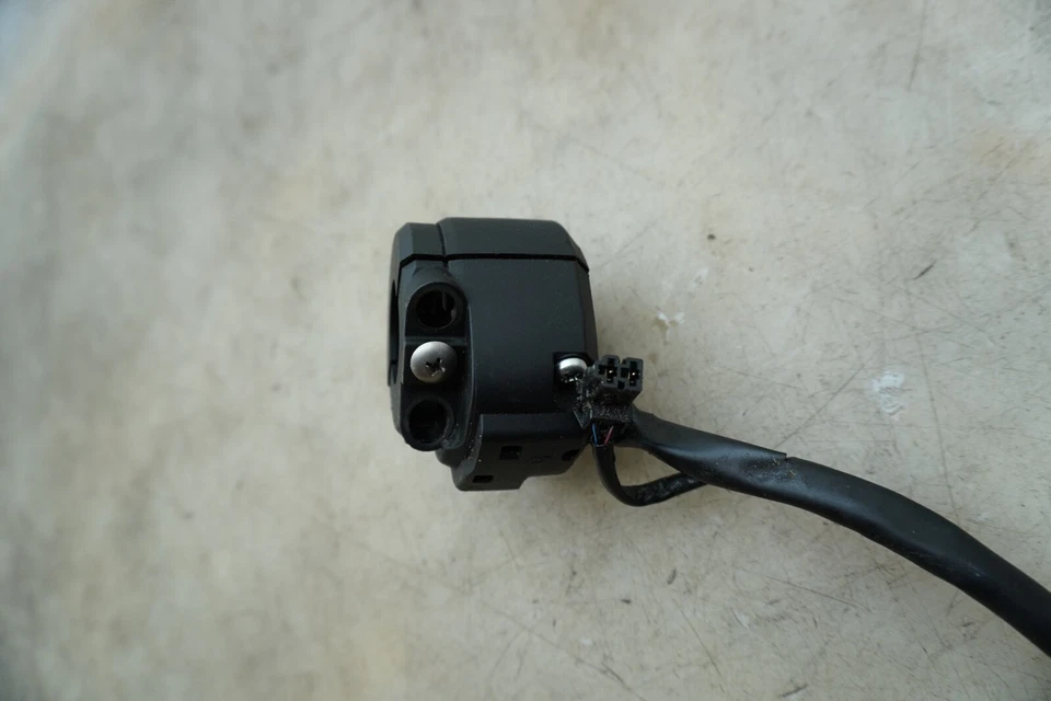 18 SUZUKI GSXR 1000 MANDO ARRANQUE DERECHO E-3378 Foto 2 de 4