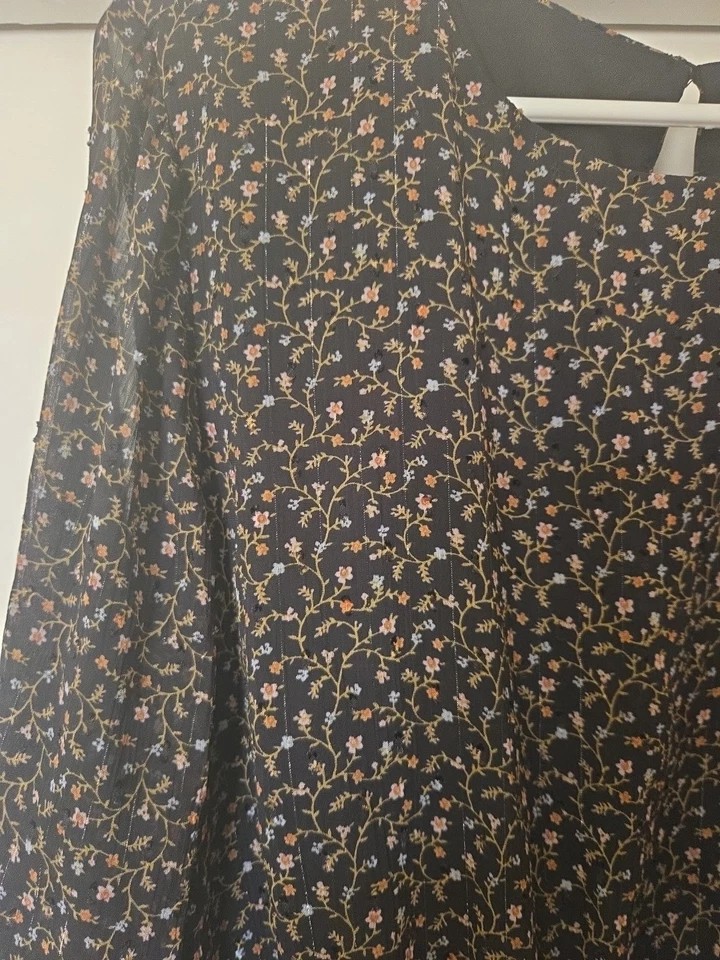 Vestido Campesino Corto Manga Larga Floral Negro Talla Grande Forever 21 Cuello Redondo Foto 2 de 4