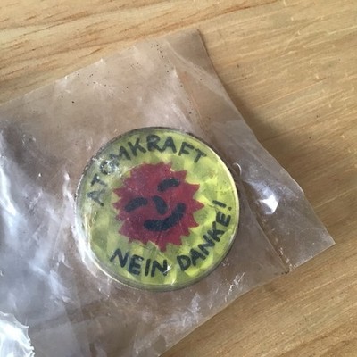 Vintage Metall Pin Anstecker Atomkraft Nein Danke CND Nuclear Disarmament