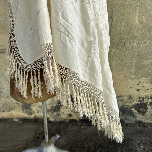 Antiguo Mantón de Piano Blanco Seda con Flores Bordadas Envoltura Cantón De Colección - Imagen 4 de 16