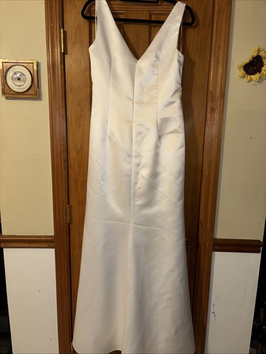 Abito da sposa taglia 16 avorio JS boutique look raso scollo a V davanti e dietro 60 L - Foto 12 di 16