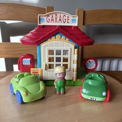 ELC Happyland Garage Spielset Konvolut mit Fahrzeug & Figuren