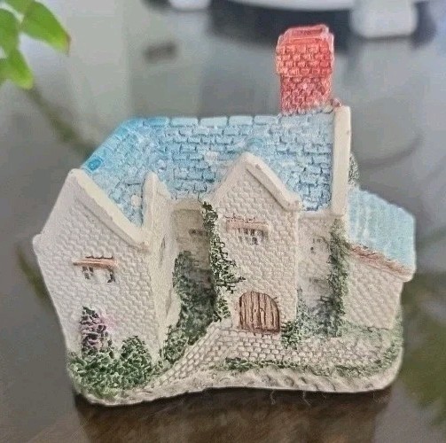 Museum Collections, Inc. 1987 Hampshire Manor Figurine House BH05