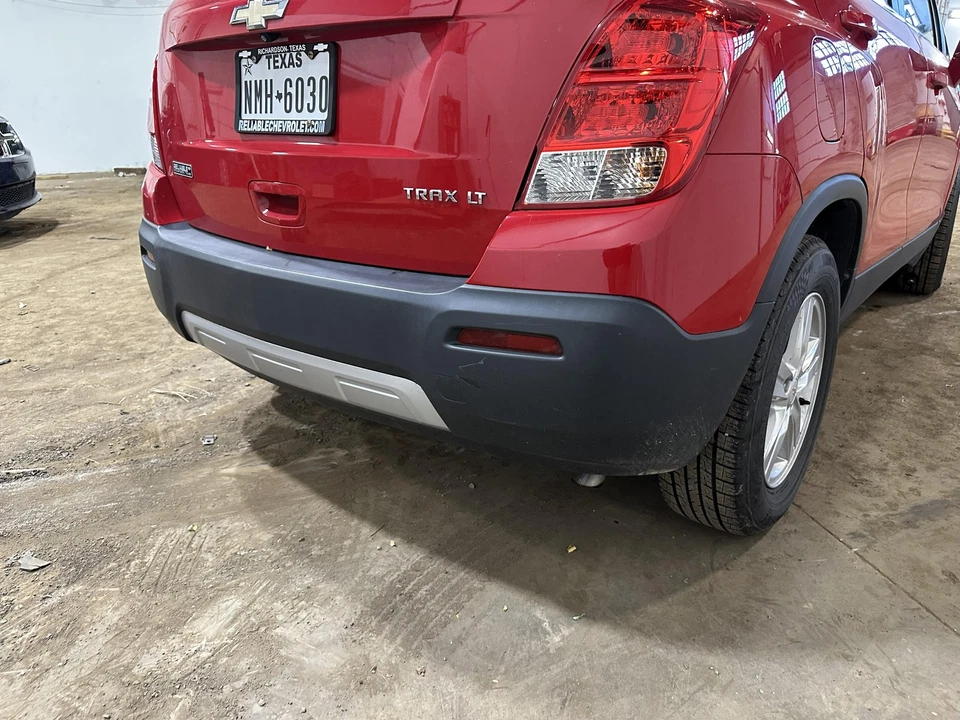 Used Rear Bumper Assembly Rear fits: 2015 Chevrolet Trax w/silver fascia insert - Imagem 2 de 4