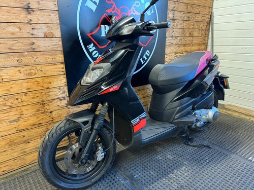 Aprilia SR125 cc scooter motorcycle - Picture 5 of 8