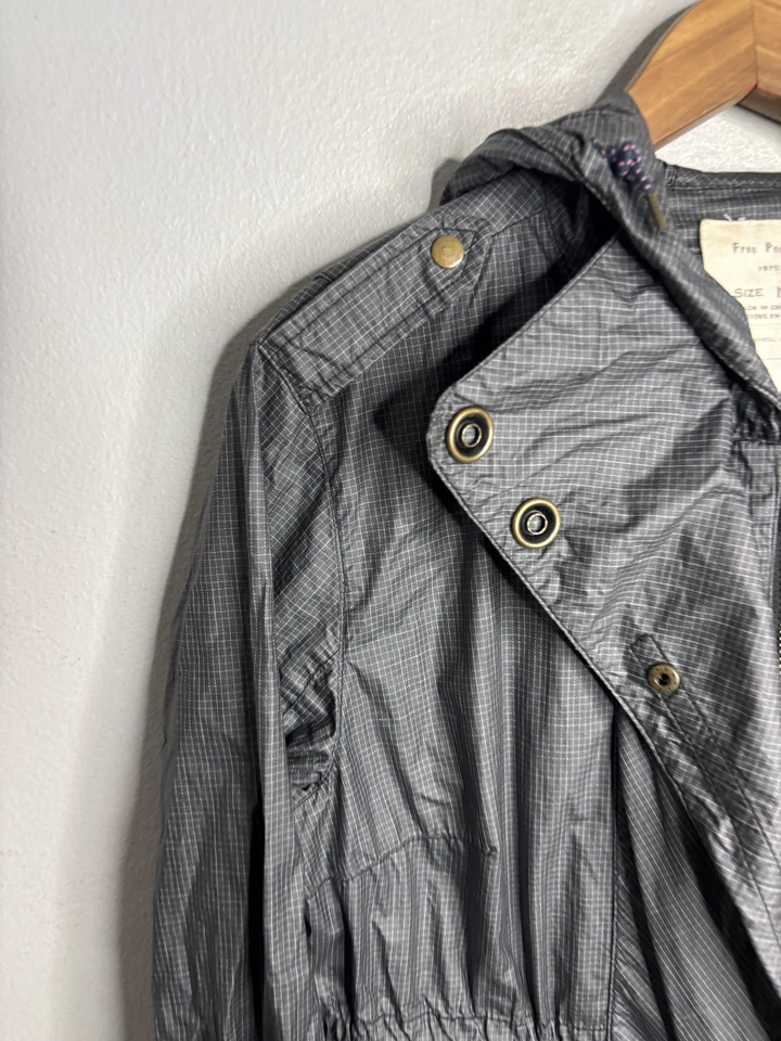 Chaqueta cortavientos ligera Free People para mujer gris mediana con capucha cremallera frontal Foto 2 de 4