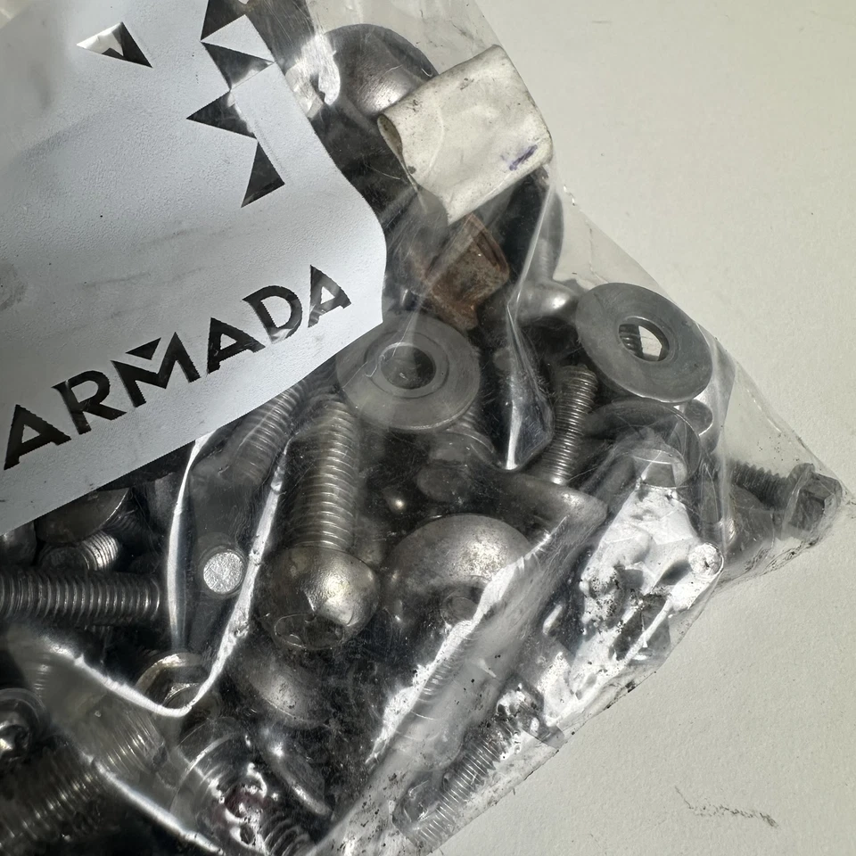 Triumph Street Triple S 660 2018 bolsa mixta tuercas y pernos aleatorios de desmontaje Foto 3 de 4