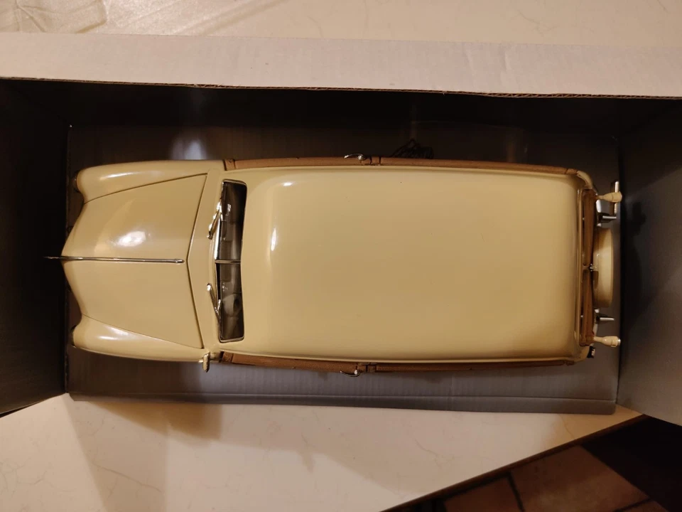 Ford Woody Wagon Panel 1949 giallo scala 1/18 di Motor City come nuovo in box. - Immagine 4 di 4