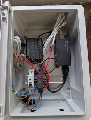 Industrial Ethernet Relais Control Panel TCW122B IP65 Gehäuse 12V PSU PoE Ready