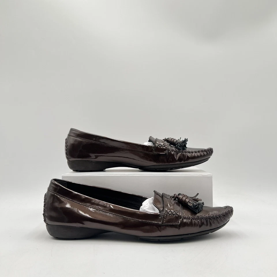 Mocassins femininos Stuart Weizman Shoes 9,5N couro envernizado marrom com canecas - Imagem 2 de 4