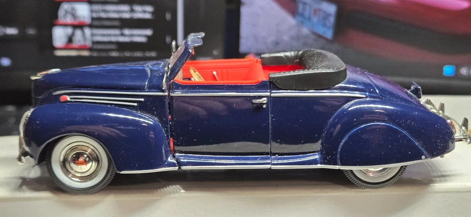 Signature Models 1939 Lincoln Zephyr Convertible 1:32 Scale Model Car #32333 - Image 2 of 4