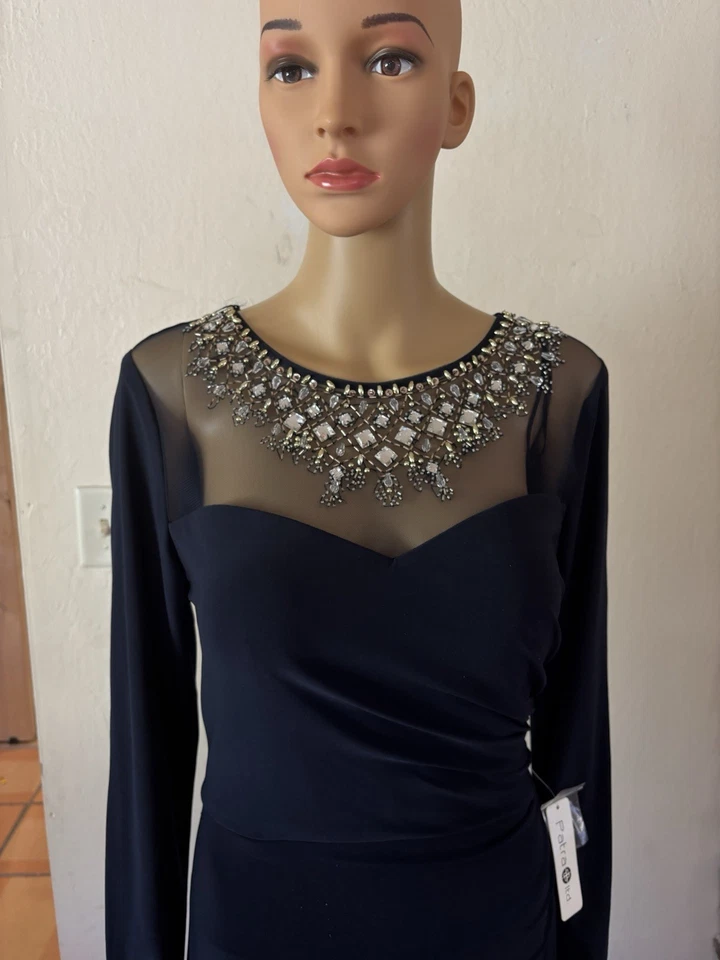 Vestido de noche azul oscuro manga larga con escote corazón de estrás. Talla 12 Foto 2 de 4