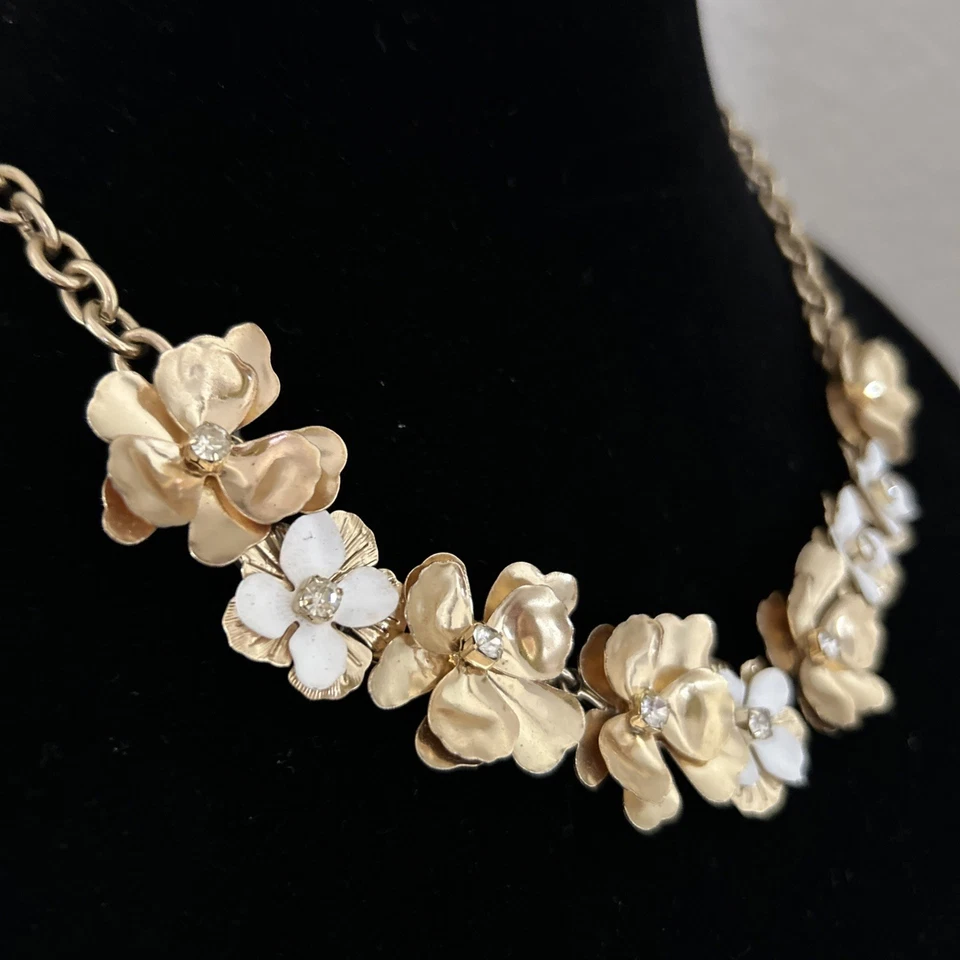 Collar Banana Republic: Flores doradas y blancas con pedrería transparente 18" Foto 3 de 4