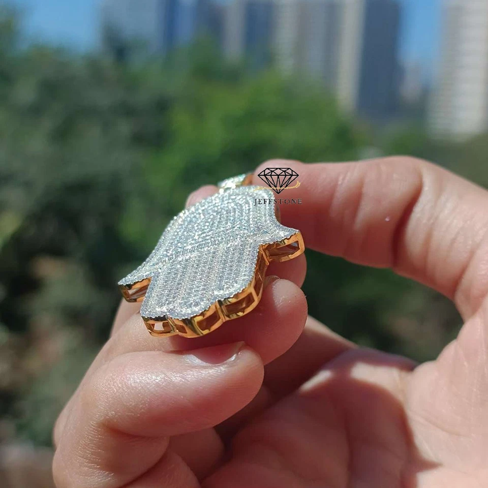 Colgante de 2" de oro amarillo de 14 quilates brillante moissanita D/FL sobre mano de Hamsa de 2,76 quilates para hombre Foto 3 de 4