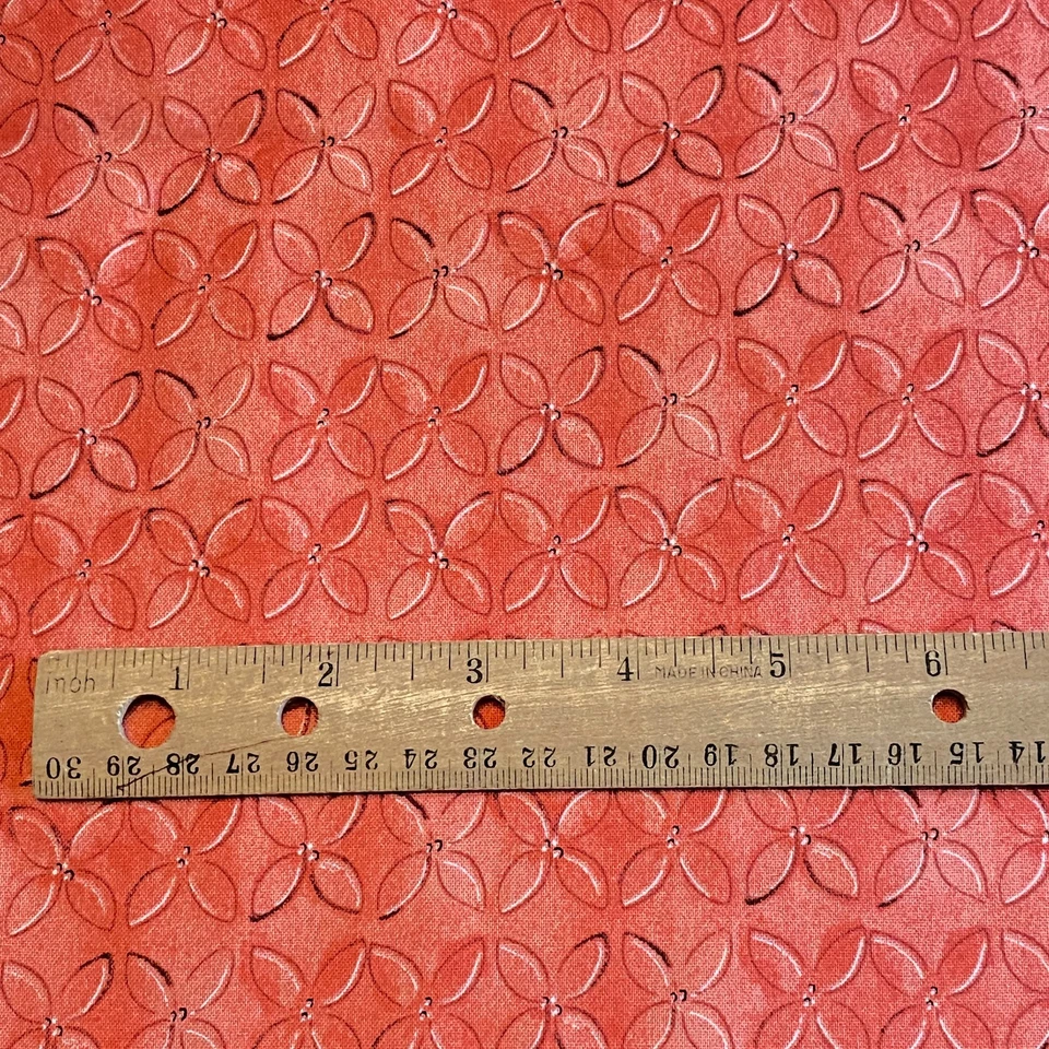 Tela geométrica coral polvorienta para acolchar tesoros algodón BTY Foto 3 de 4