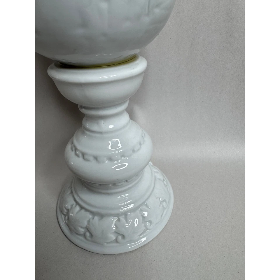 Estatuilla circo pedestal sobre bola elefante de cerámica blanca real de París Foto 2 de 4