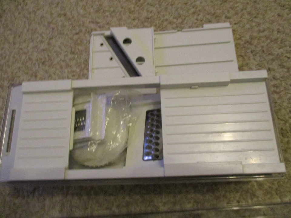 Tchibo Allzweck Reibe mit 6 auswechselbaren Einsätzen  - Bild 4 von 4