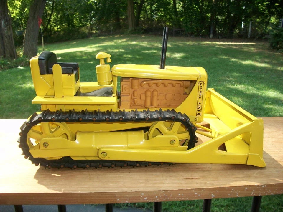 Doepke Model Toys Caterpillar D6 Bulldozer - Image 2 of 4