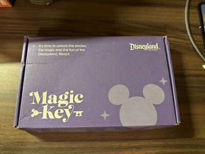 2021 Disneyland Magic Key Welcome Box (Sealed Pin, Lanyard, Button, Map, Magnet)