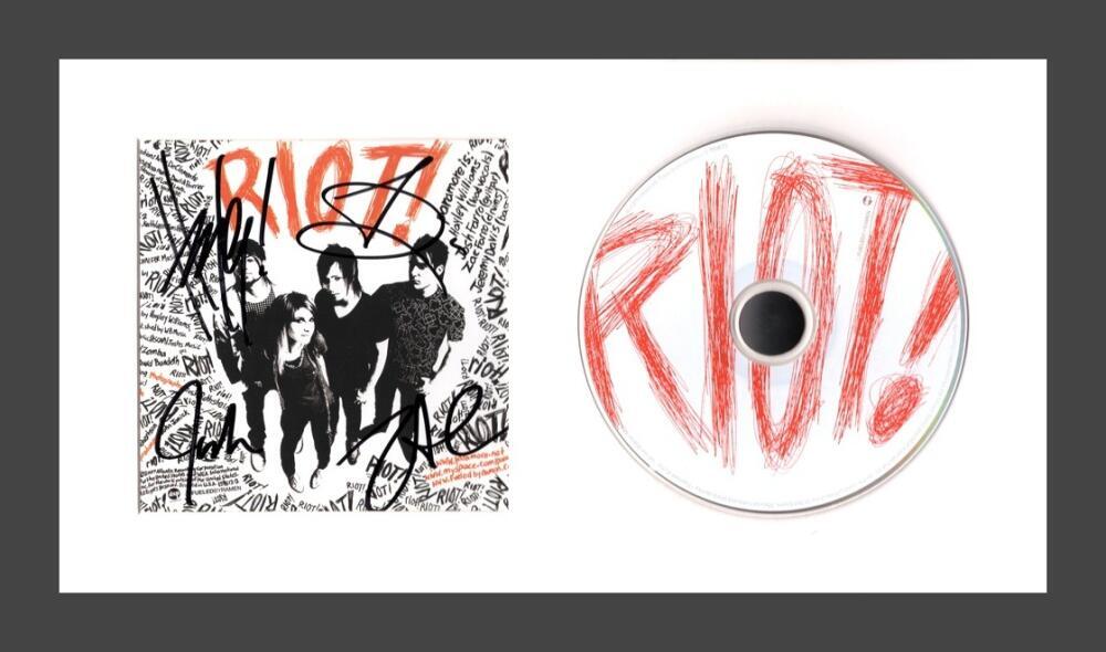 Paramore パラモア RIOT! サイン入りCD s-l1200.jpg