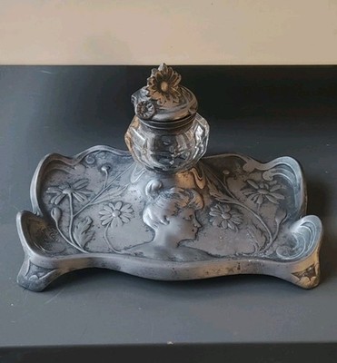 Jugendstil Tinte aus Zinn, signiert Elias Gesicht junges Mädchen/Gänseblümchen 21x14cm
