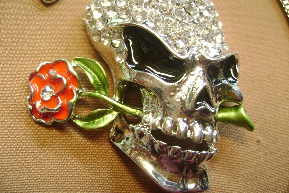 NUEVO CON ETIQUETAS - COLLAR BETSEY JOHNSON CALAVERA CRISTAL Y TONO PLATA ROSA - VENDEDOR DE EE. UU. Foto 4 de 4