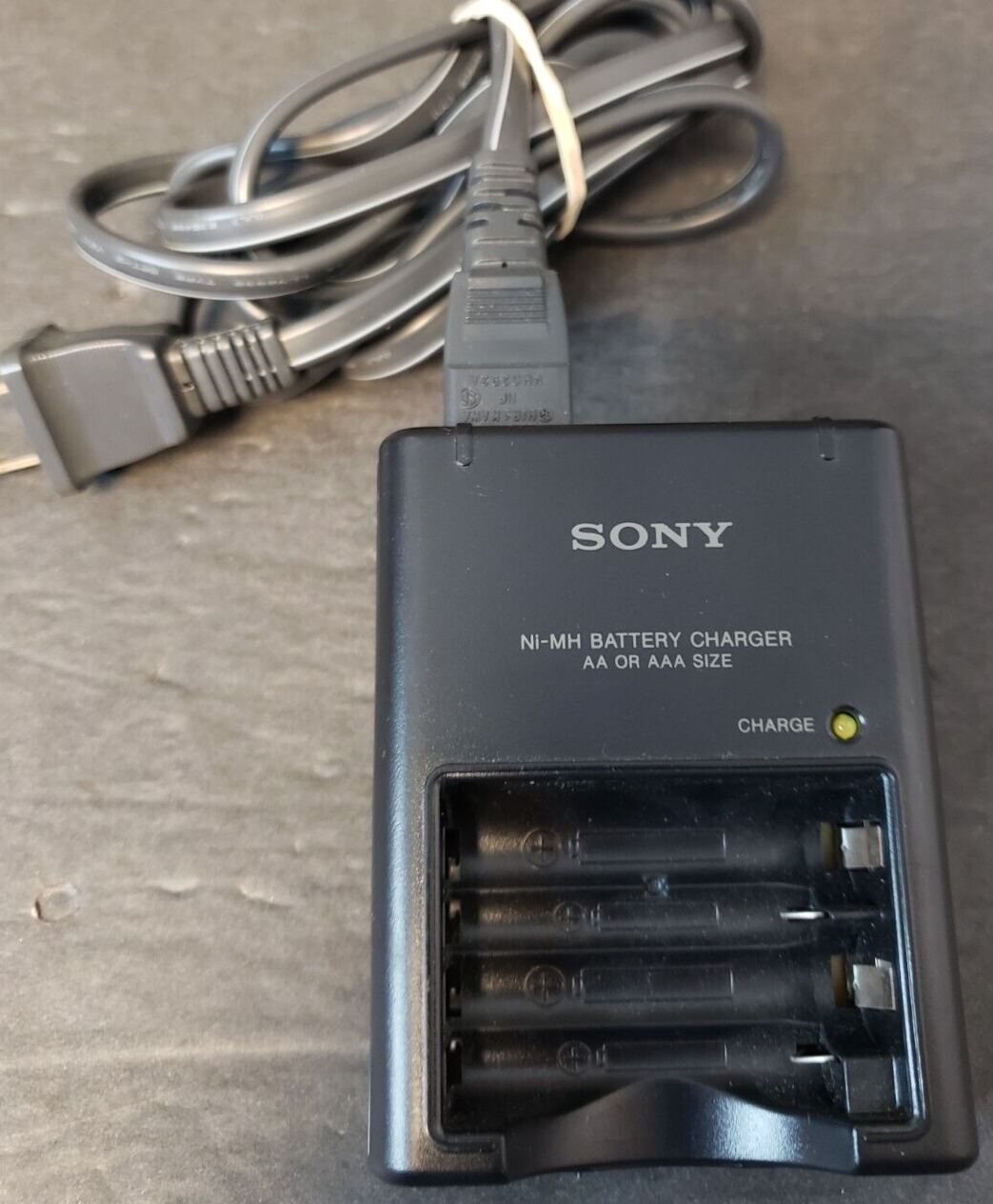 Sony NiMH Battery Charger Charges AA AAA Rechargeable Batteries 1.4V