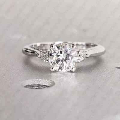 2,75 TCW Rundschliff Moissanit drei Steine Verlobungsring 14k Weißgold vergoldet