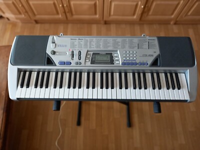 Casio Keyboard CTK-496 mit eingebauten Sterolautsprechern (2 + 2 W).