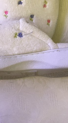 Women’s Isotoner Slippers Size 6.5-7M - Picture 8 of 15